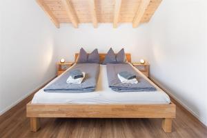 ein Schlafzimmer mit einem Bett und Kissen darauf in der Unterkunft Chuenislodge2- zwei Balkone, gemütlicher Kamin, top Aussicht in Adelboden