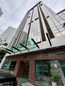 Un edificio con un cartel en el frente. en Studio Luxury - piscina e ar condicionado, en Río de Janeiro