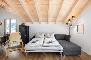 Postel nebo postele na pokoji v ubytování Chuenislodge2- zwei Balkone, gemütlicher Kamin, top Aussicht