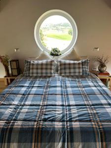 una camera da letto con un letto con una grande finestra di Villa FARFA a Castelnuovo di Farfa