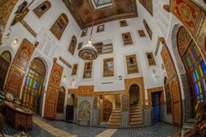 非斯Riad Dar Bahja - More Than a Stay的一座拥有华丽天花板和彩色玻璃窗的建筑