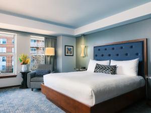 um quarto com uma cama grande e uma cadeira em Battery Wharf Hotel, Boston Waterfront em Boston mais 48 fotografias