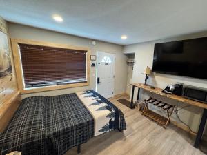 Μια τηλεόραση ή/και κέντρο ψυχαγωγίας στο Sleepy Bear Inn