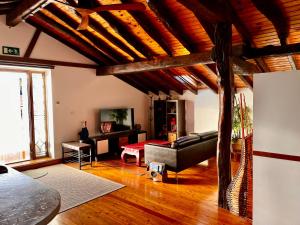 un salon avec un plafond en bois et un canapé dans l'établissement BILBO Near ático rural con terraza, à Basauri