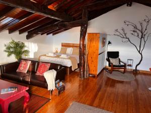 un salon avec un canapé et un lit dans l'établissement BILBO Near ático rural con terraza, à Basauri