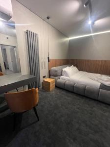 Una habitación de hotel con una cama y un escritorio y un escritorio. en Gloria Hotel by YOLO, en Szack 14 fotos más