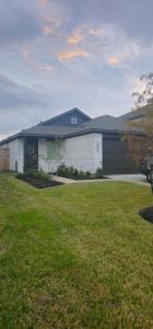 un gran edificio blanco con un patio de césped en new and beateful house, en Hockley