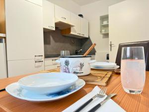 SchalchhamApartment - Nähe Bahnhof - Arbeitsplatz - Badewanne - Piano的一张带板子和一杯水的木桌 更多21张照片
