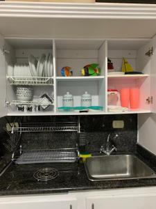 Una encimera de cocina con un fregadero y un fregadero. en Conjunto Residencial Emerald Suites, en Tucacas