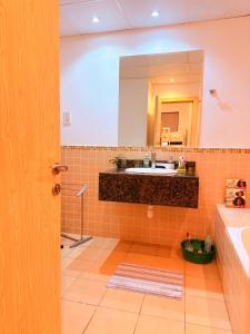 Koupelna v ubytování Bed space Available in Luxury Apartment 101