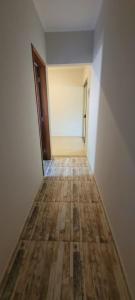 Un pasillo vacío con piso de madera en una habitación vacía. en Pousada Ilha Sul, en Cananéia