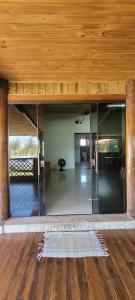 Habitación con puertas de cristal y techo de madera. en Pousada Ilha Sul, en Cananéia 121 fotos más