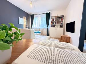 SchalchhamApartment - Nähe Bahnhof - Arbeitsplatz - Badewanne - Piano的一间带两张床和电视的客厅