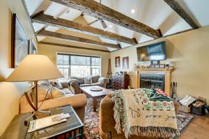 Χώρος καθιστικού στο 5 Mi to Mt Snow West Dover Getaway with Hot Tub