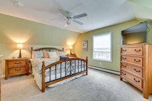 Ένα ή περισσότερα κρεβάτια σε δωμάτιο στο 5 Mi to Mt Snow West Dover Getaway with Hot Tub