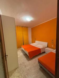 una camera con due letti e una porta aperta di Al Borgo Village a Pietra Ligure