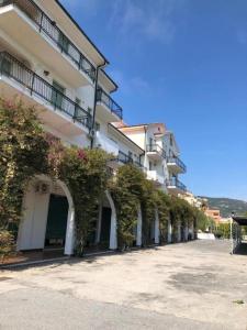 una fila di edifici con piante che crescono su di essi di Al Borgo Village a Pietra Ligure