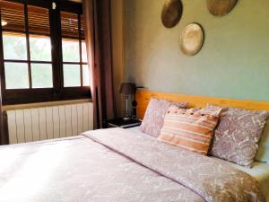 Ένα ή περισσότερα κρεβάτια σε δωμάτιο στο La Masia Costa Brava -Adults Only