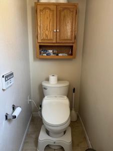 un piccolo bagno con servizi igienici e armadio di Private First-Floor Guest Suite with 2BR 1Bath full Kitchen a Tracy