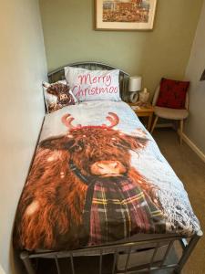 Un pat sau paturi într-o cameră la Edinburgh Home from Home