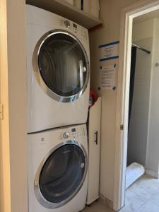 una lavatrice e un'asciugatrice in camera di Private First-Floor Guest Suite with 2BR 1Bath full Kitchen a Tracy