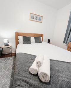 une chambre avec un lit avec des serviettes dessus dans l'établissement Leith Apartment, à Édimbourg