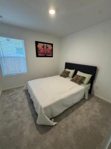 un dormitorio con una cama grande en una habitación en new and beateful house, en Hockley