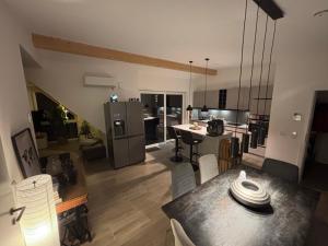 a living room with a kitchen and a dining table at Luxuriöse Maisonette Wohnung mit Whirlpool und Weitblick im Kurviertel von Bad Salzuflen in Bad Salzuflen