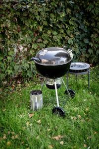 a grill sitting on the grass in the yard at Cottage di design con giardino in Bosco Marengo