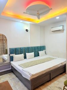 Ένα ή περισσότερα κρεβάτια σε δωμάτιο στο Hotel The Fazar Residency