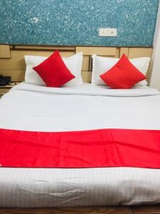 Ένα ή περισσότερα κρεβάτια σε δωμάτιο στο Hotel The Fazar Residency