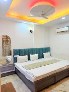 Ένα ή περισσότερα κρεβάτια σε δωμάτιο στο Hotel The Fazar Residency