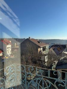 una vista di una città da un balcone di 1-кімнатна квартира на Пігути - Чортків a Chortkiv