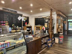 ein Lebensmittelgeschäft mit einer Theke und einer Kreidetafel in der Unterkunft La Sagesse loft 201 balcon privé et vue in Sainte-Lucie-de-Doncaster