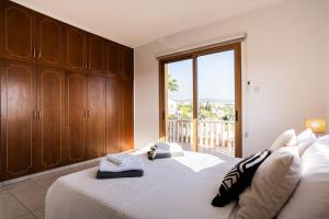 Postel nebo postele na pokoji v ubytování Stay and Nest Casa Alba Modern Boho Villa with private Pool near to Sea, Paphos + 61 fotografií