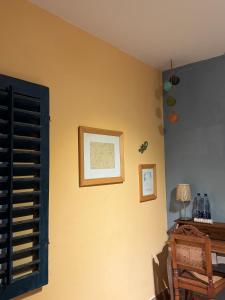 Zimmer mit einer Wand mit einem Bild und einem Fenster in der Unterkunft Themenzimmer Mediterrana Nähe Hauptbahnhof in Duisburg