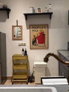 eine Küche mit Spüle und einem Bild an der Wand in der Unterkunft Themenzimmer Mediterrana Nähe Hauptbahnhof in Duisburg