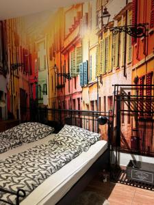 ein Schlafzimmer mit einem Bett vor einer Wand in der Unterkunft Themenzimmer Mediterrana Nähe Hauptbahnhof in Duisburg