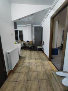 una habitación vacía con una mesa y sillas. en Garsoniera Mihaela, en Craiova