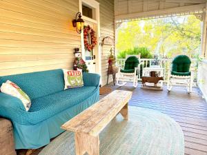 Χώρος καθιστικού στο Circa 1900 - Historic - Romantic - Private - Pond - Fenced Yard - The Cottage at Chappell Hill