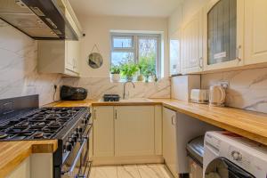 Köök või kööginurk majutusasutuses Comfortable Double Room for One Person