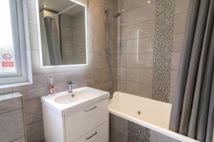 Vannituba majutusasutuses Comfortable Double Room for One Person