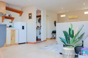 a living room with a plant in a vase at Depas WAICURA'S in Loreto