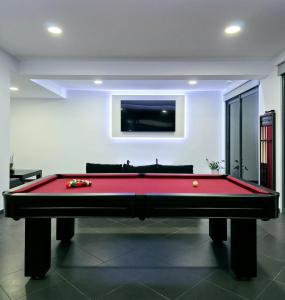 卡列塔Rodrigues House - Private Jacuzzi的客厅里一张红色的台球桌