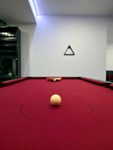 卡列塔Rodrigues House - Private Jacuzzi的台球桌顶上的球 更多53张照片