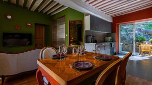 TV a/nebo společenská místnost v ubytování Le Moulin de l'O-L'Orle Nature formule 4 personnes