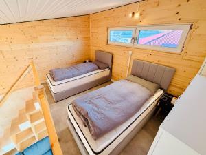 FreestにあるTiny House 3 Küstenlichtのキャビン内のベッド2台を見渡せます。
