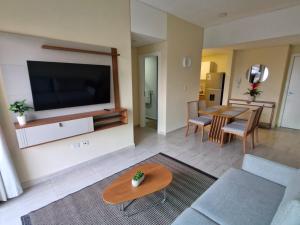 TV a/nebo společenská místnost v ubytování Edificio Ágora Villamorra Ensueño
