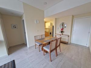 a kitchen and dining room with a table and chairs at Edificio Ágora Villamorra Ensueño in Asunción