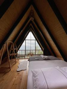 ArdeşenにあるElite Bungalovの大きな窓付きのテント内のベッド1台